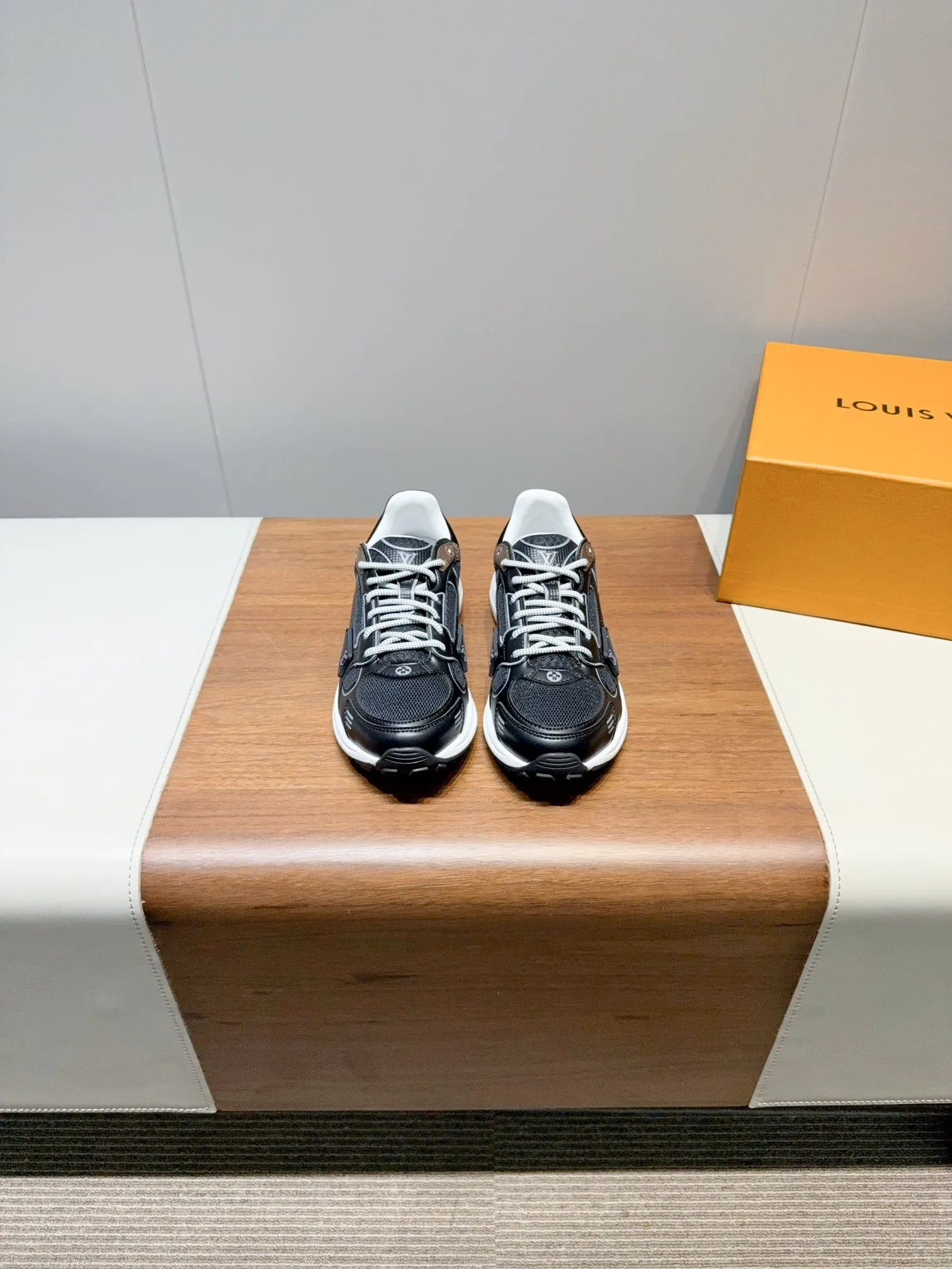 👟👟Ex-factory price 680👟👟 Men's size +10 LV Louis Vuitton OLYMPIA couple's sneakers. Purchased two pairs of Taikoo Hui RMB 18,200 to develop and reproduce. All details are correct. This model L Olympia sneakers combine mesh fabric and metallic synthetic leather and other technical fabrics to reinterpret the classic running shoe design with a neat and simple design. Lightweight EVA outsole provides a stretchy ride. Rich details such as Monogram embossing and presbyopic letters establish recognition. Mixed material embossing on the upper. Louis Vuitton elements on the laces. Original molded EVA. Outsole decorated with Monogram flowers. Size: 35-40 for women and 39-44 for men (40 for women and 45 for men are custom-made and cannot be returned or exchanged)